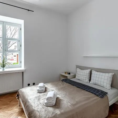 Apartment Close *